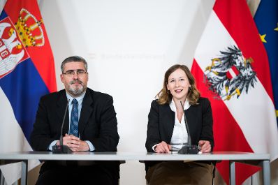 Am 20. Mai 2025 empfing Bundesministerin Claudia Plakolm (r.) den Minister f&uuml;r Europ&auml;ische Integration der Republik Serbien Nemanja Starovic (l.) zu einem Arbeitsbesuch im Bundeskanzleramt.