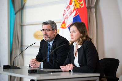 Am 20. Mai 2025 empfing Bundesministerin Claudia Plakolm (r.) den Minister f&uuml;r Europ&auml;ische Integration der Republik Serbien Nemanja Starovic (l.) zu einem Arbeitsbesuch im Bundeskanzleramt.
