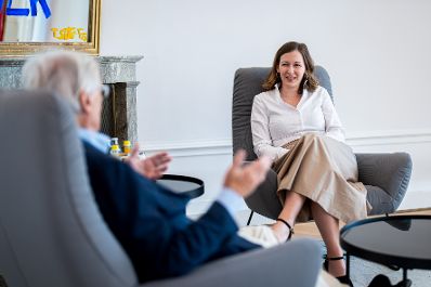 Am 20. Mai 2025 empfing Bundesministerin Claudia Plakolm (r.) Bundeskanzler a.D. Wolfgang Sch&uuml;ssel (l.) zu einem Arbeitsgespr&auml;ch.