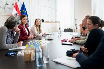 Am 21. Mai 2025 empfing Bundesministerin Claudia Plakolm (2.v.l.) Vertreter des Dachverbandes Familienberatung zu einem Arbeitsgespr&auml;ch.