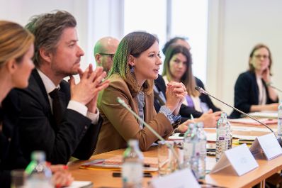 Am 22. Mai 2025 nahm Bundesministerin Claudia Plakolm (m.) an der Sitzung des Integrationsbeirat teil.