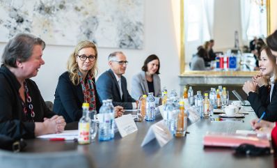 Am 23. Mai 2025 empfing Bundesministerin Claudia Plakolm (r.) die stellvertretende Regierungschef des F&uuml;rstentums Liechtenstein Sabine Monauni (2.v.l.) zu einem Arbeitsgespr&auml;ch im Bundeskanzleramt.