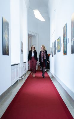 Am 23. Mai 2025 empfing Bundesministerin Claudia Plakolm (l.) die stellvertretende Regierungschef des F&uuml;rstentums Liechtenstein Sabine Monauni (r.) zu einem Arbeitsgespr&auml;ch im Bundeskanzleramt.