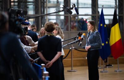 Am 27. Mai 2025 reiste Bundesministerin Claudia Plakolm (im Bild) nach Br&uuml;ssel und nahm am Rat f&uuml;r &bdquo;Allgemeine Angelegenheiten&ldquo; der Europ&auml;ischen Union teil. Im Bild beim Doorstep.