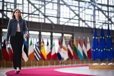 Am 27. Mai 2025 reiste Bundesministerin Claudia Plakolm (im Bild) nach Br&uuml;ssel und nahm am Rat f&uuml;r &bdquo;Allgemeine Angelegenheiten&ldquo; der Europ&auml;ischen Union teil. Im Bild beim Doorstep.