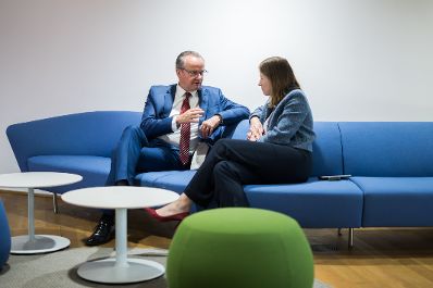 Am 27. Mai 2025 reiste Bundesministerin Claudia Plakolm (r.) nach Br&uuml;ssel und nahm am Rat f&uuml;r &bdquo;Allgemeine Angelegenheiten&ldquo; der Europ&auml;ischen Union in Br&uuml;ssel teil. Im Bild mit dem deutschen Staatsminister f&uuml;r Europa Gunther Krichbaum (l.).