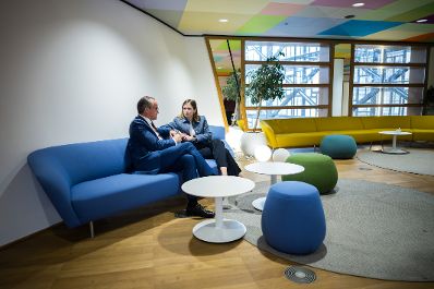 Am 27. Mai 2025 reiste Bundesministerin Claudia Plakolm (r.) nach Br&uuml;ssel und nahm am Rat f&uuml;r &bdquo;Allgemeine Angelegenheiten&ldquo; der Europ&auml;ischen Union in Br&uuml;ssel teil. Im Bild mit dem deutschen Staatsminister f&uuml;r Europa Gunther Krichbaum (l.).