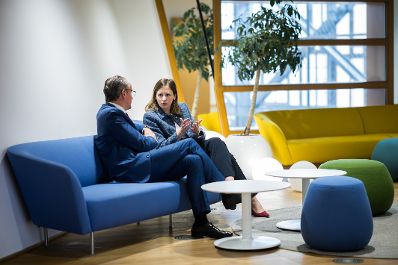 Am 27. Mai 2025 reiste Bundesministerin Claudia Plakolm (r.) nach Br&uuml;ssel und nahm am Rat f&uuml;r &bdquo;Allgemeine Angelegenheiten&ldquo; der Europ&auml;ischen Union in Br&uuml;ssel teil. Im Bild mit dem deutschen Staatsminister f&uuml;r Europa Gunther Krichbaum (l.).