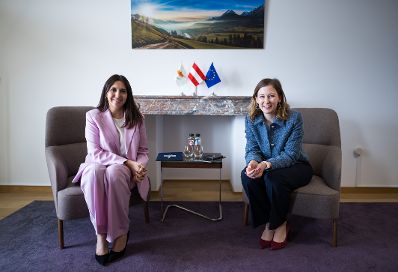 Am 27. Mai 2025 reiste Bundesministerin Claudia Plakolm (r.) nach Br&uuml;ssel und nahm am Rat f&uuml;r &bdquo;Allgemeine Angelegenheiten&ldquo; der Europ&auml;ischen Union in Br&uuml;ssel teil. Im Bild mit der zypriotischen Stellvertretenden Ministerin f&uuml;r europ&auml;ische Angelegenheiten Marilena Raouna (l.).
