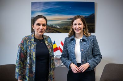 Am 27. Mai 2025 reiste Bundesministerin Claudia Plakolm (r.) nach Br&uuml;ssel und nahm am Rat f&uuml;r &bdquo;Allgemeine Angelegenheiten&ldquo; der Europ&auml;ischen Union in Br&uuml;ssel teil. Im Bild mit der rum&auml;nischen Staatssekret&auml;rin f&uuml;r europ&auml;ische Angelegenheiten Clara Staicu (l.).