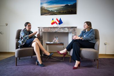 Am 27. Mai 2025 reiste Bundesministerin Claudia Plakolm (r.) nach Br&uuml;ssel und nahm am Rat f&uuml;r &bdquo;Allgemeine Angelegenheiten&ldquo; der Europ&auml;ischen Union in Br&uuml;ssel teil. Im Bild mit der rum&auml;nischen Staatssekret&auml;rin f&uuml;r europ&auml;ische Angelegenheiten Clara Staicu (l.).