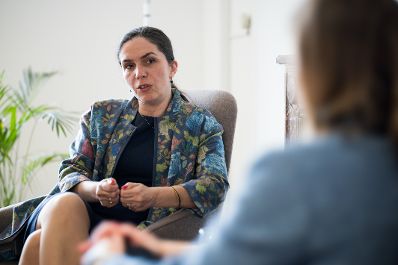 Am 27. Mai 2025 reiste Bundesministerin Claudia Plakolm (r.) nach Br&uuml;ssel und nahm am Rat f&uuml;r &bdquo;Allgemeine Angelegenheiten&ldquo; der Europ&auml;ischen Union in Br&uuml;ssel teil. Im Bild mit der rum&auml;nischen Staatssekret&auml;rin f&uuml;r europ&auml;ische Angelegenheiten Clara Staicu (l.).