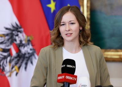 Am 28. Mai 2025 nahmen Bundesministerin Bundesministerin Claudia Plakolm (im Bild), Bundesministerin Anna Sporrer und Klubobmann Yannick Shetty am Doorstep vor dem Ministerrat teil.