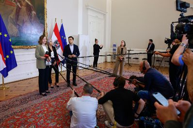 Am 28. Mai 2025 nahmen (v.l.n.r.) Bundesministerin Bundesministerin Claudia Plakolm, Bundesministerin Anna Sporrer und Klubobmann Yannick Shetty am Doorstep vor dem Ministerrat teil.