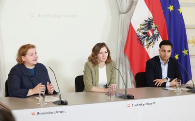 Am 28. Mai 2025 nahmen Bundesministerin Bundesministerin Claudia Plakolm (m.), Bundesministerin Korinna Schumann (l.) und Klubobmann Yannick Shetty (r.) am Pressefoyer nach dem Ministerrat teil.