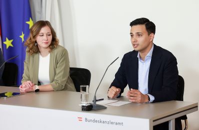 Am 28. Mai 2025 nahmen Bundesministerin Bundesministerin Claudia Plakolm (l.), Bundesministerin Korinna Schumann und Klubobmann Yannick Shetty (r.) am Pressefoyer nach dem Ministerrat teil.