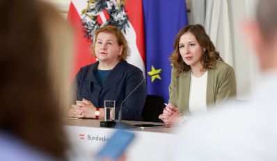 Am 28. Mai 2025 nahmen Bundesministerin Bundesministerin Claudia Plakolm (r.), Bundesministerin Korinna Schumann (l.) und Klubobmann Yannick Shetty am Pressefoyer nach dem Ministerrat teil.