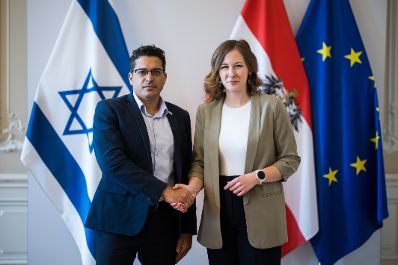 Am 28. Mai 2025 empfing Bundesministerin Claudia Plakolm (r.) Amichai Chikli, Minister f&uuml;r Diaspora-Angelegenheiten des Staates Israel (l.) zu einem Arbeitsgespr&auml;ch.