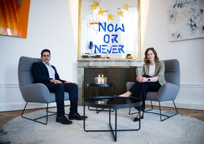 Am 28. Mai 2025 empfing Bundesministerin Claudia Plakolm (r.) Amichai Chikli, Minister f&uuml;r Diaspora-Angelegenheiten des Staates Israel (l.) zu einem Arbeitsgespr&auml;ch.