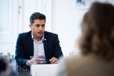 Am 28. Mai 2025 empfing Bundesministerin Claudia Plakolm (r.) Amichai Chikli, Minister f&uuml;r Diaspora-Angelegenheiten des Staates Israel (l.) zu einem Arbeitsgespr&auml;ch.