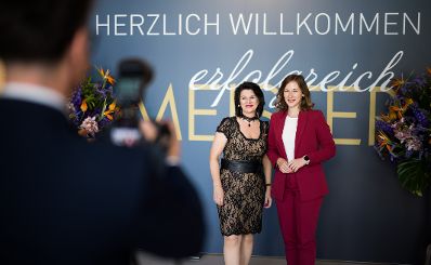 Am 3. Juni 2025 nahm Bundesministerin Claudia Plakolm (r.) an der Festveranstaltung &bdquo;Erfolgreich gemeistert&ldquo; teil.