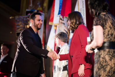 Am 3. Juni 2025 nahm Bundesministerin Claudia Plakolm (r.) an der Festveranstaltung &bdquo;Erfolgreich gemeistert&ldquo; teil.