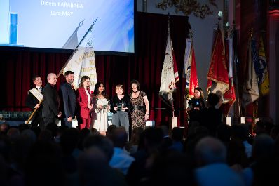 Am 3. Juni 2025 nahm Bundesministerin Claudia Plakolm (4.v.l.) an der Festveranstaltung &bdquo;Erfolgreich gemeistert&ldquo; teil.