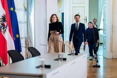 Am 4. Juni 2025 nahmen Bundesministerin Claudia Plakolm (l.), Bundesministerin Korinna Schumann (r.) und Bundesminister Christoph Wiederkehr (m.) am Pressefoyer nach dem Ministerrat teil.