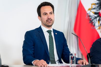 Am 4. Juni 2025 nahmen Bundesministerin Claudia Plakolm, Bundesministerin Korinna Schumann und Bundesminister Christoph Wiederkehr (im Bild) am Pressefoyer nach dem Ministerrat teil.