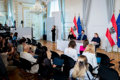 Am 4. Juni 2025 nahmen Bundesministerin Claudia Plakolm (l.), Bundesministerin Korinna Schumann (r.) und Bundesminister Christoph Wiederkehr (m.) am Pressefoyer nach dem Ministerrat teil.