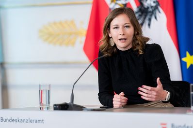 Am 4. Juni 2025 nahmen Bundesministerin Claudia Plakolm (im Bild), Bundesministerin Korinna Schumann und Bundesminister Christoph Wiederkehr am Pressefoyer nach dem Ministerrat teil.