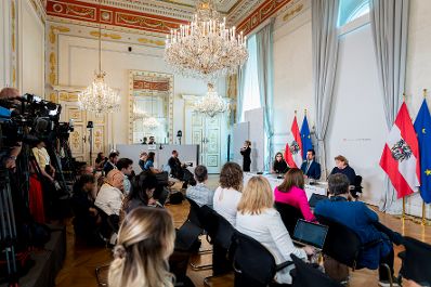Am 4. Juni 2025 nahmen Bundesministerin Claudia Plakolm (l.), Bundesministerin Korinna Schumann (r.) und Bundesminister Christoph Wiederkehr (m.) am Pressefoyer nach dem Ministerrat teil.