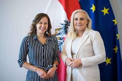Am 26. Juni 2025 empfing Bundesministerin Claudia Plakolm (l.) die EU-Abgeordnete Angelika Winzig (r.) zu einem Arbeitsgespr&auml;ch.