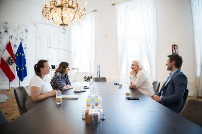 Am 26. Juni 2025 empfing Bundesministerin Claudia Plakolm (m.l.) die EU-Abgeordnete Angelika Winzig (m.r.) zu einem Arbeitsgespr&auml;ch.