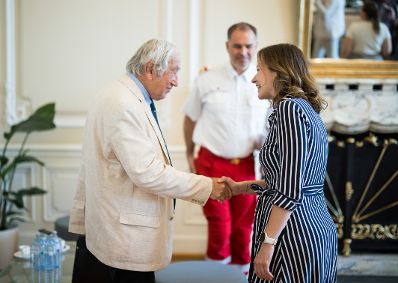 Am 26. Juni 2025 empfing Bundesministerin Claudia Plakolm (r.) Vertreter des Roten Kreuz zu einem Arbeitsgespr&auml;ch.