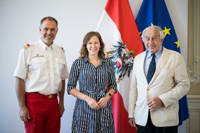 Am 26. Juni 2025 empfing Bundesministerin Claudia Plakolm (m.) Vertreter des Roten Kreuz zu einem Arbeitsgespr&auml;ch.