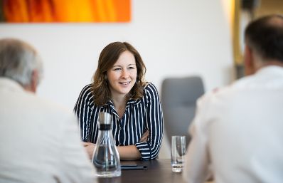 Am 26. Juni 2025 empfing Bundesministerin Claudia Plakolm (m.) Vertreter des Roten Kreuz zu einem Arbeitsgespr&auml;ch.