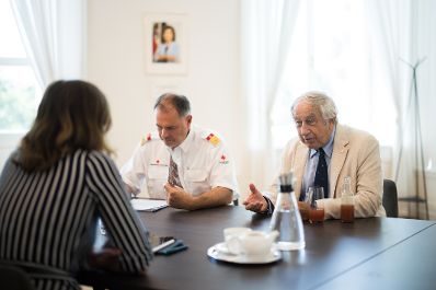 Am 26. Juni 2025 empfing Bundesministerin Claudia Plakolm (l.) Vertreter des Roten Kreuz zu einem Arbeitsgespr&auml;ch.