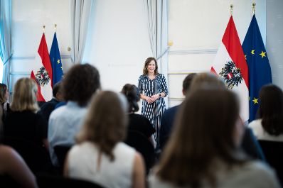 Am 26. Juni 2025 verlieh Bundesministerin Claudia Plakolm f&uuml;nf StipendiatInnen das Stipendium des College of Europe.