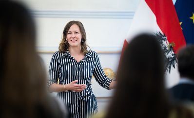 Am 26. Juni 2025 verlieh Bundesministerin Claudia Plakolm (im Bild) f&uuml;nf StipendiatInnen das Stipendium des College of Europe.