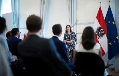 Am 26. Juni 2025 verlieh Bundesministerin Claudia Plakolm f&uuml;nf StipendiatInnen das Stipendium des College of Europe.