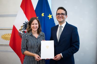 Am 26. Juni 2025 verlieh Bundesministerin Claudia Plakolm (l.) f&uuml;nf StipendiatInnen das Stipendium des College of Europe.