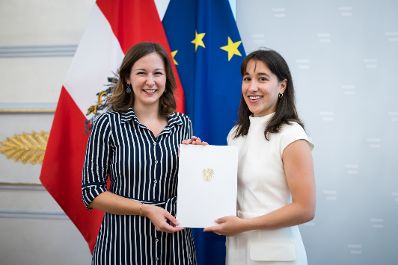 Am 26. Juni 2025 verlieh Bundesministerin Claudia Plakolm (l.) f&uuml;nf StipendiatInnen das Stipendium des College of Europe.