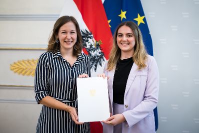 Am 26. Juni 2025 verlieh Bundesministerin Claudia Plakolm (l.) f&uuml;nf StipendiatInnen das Stipendium des College of Europe.