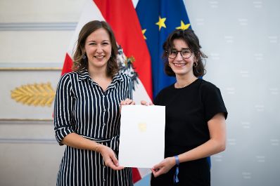 Am 26. Juni 2025 verlieh Bundesministerin Claudia Plakolm (l.) f&uuml;nf StipendiatInnen das Stipendium des College of Europe.