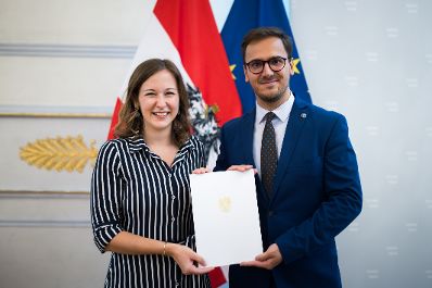 Am 26. Juni 2025 verlieh Bundesministerin Claudia Plakolm (l.) f&uuml;nf StipendiatInnen das Stipendium des College of Europe.