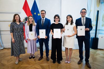 Am 26. Juni 2025 verlieh Bundesministerin Claudia Plakolm (l.) f&uuml;nf StipendiatInnen das Stipendium des College of Europe.