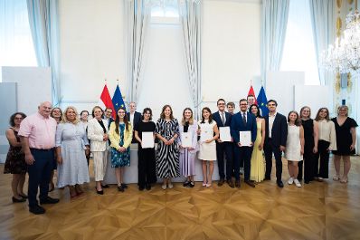 Am 26. Juni 2025 verlieh Bundesministerin Claudia Plakolm f&uuml;nf StipendiatInnen das Stipendium des College of Europe.
