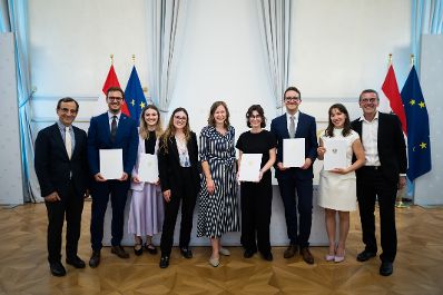 Am 26. Juni 2025 verlieh Bundesministerin Claudia Plakolm (m.) f&uuml;nf StipendiatInnen das Stipendium des College of Europe.
