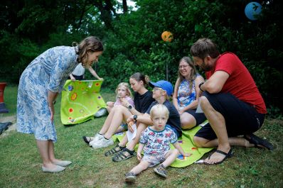 Am 27. Juni 2025 besuchte Bundesministerin Claudia Plakolm (l.) anl&auml;sslich des 10-j&auml;hrigen Jubil&auml;ums der Krabbelstube &bdquo;WIKI&ldquo;, die Kinderbetreuungseinrichtung in Linz.